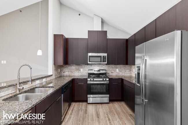 Foto del edificio - 45714 Utica Park Blvd