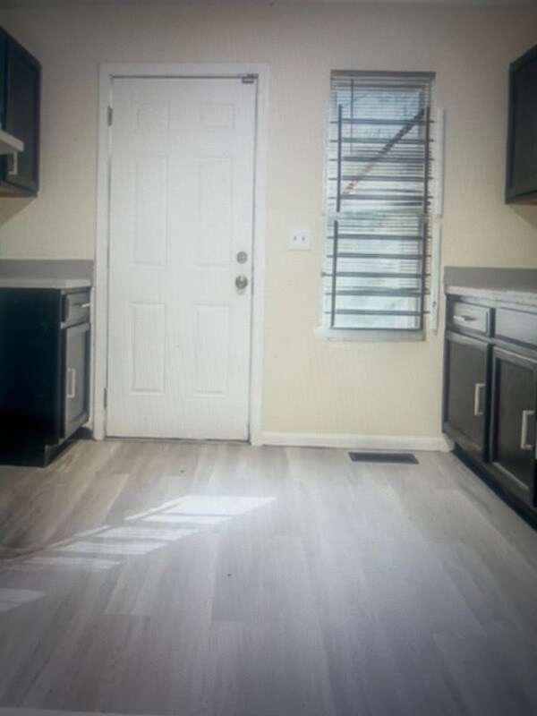 Foto del edificio - 569 E 101st St