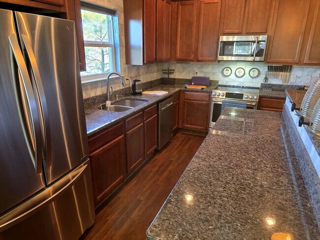 Foto del edificio - Room in House on Katielee Cove