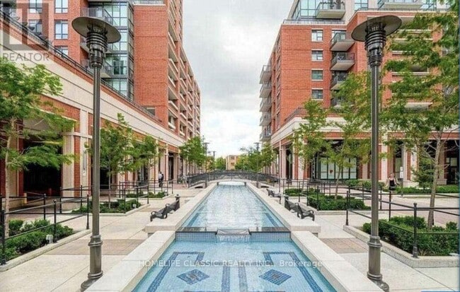 Photo du bâtiment - 830-2830 Lawrence Ave W