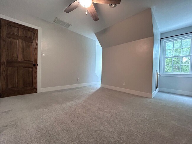 Foto del edificio - Charming Waterfront Home in Sought-After Chesopeian Colony "ASK ABOUT OUR ZERO DEPOSIT"