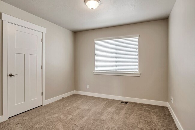 Foto del edificio - Newer 3 Bed Town Home - Provo's Southeast Bench
