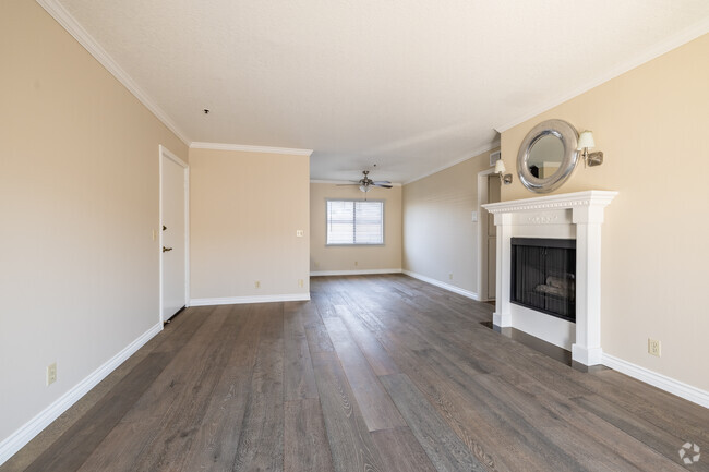 2BR, 2BA - 918SF - Living Room - Chelsea Manor