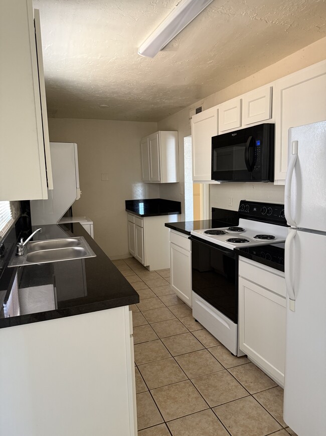 Kitchen - 530 E Linden St