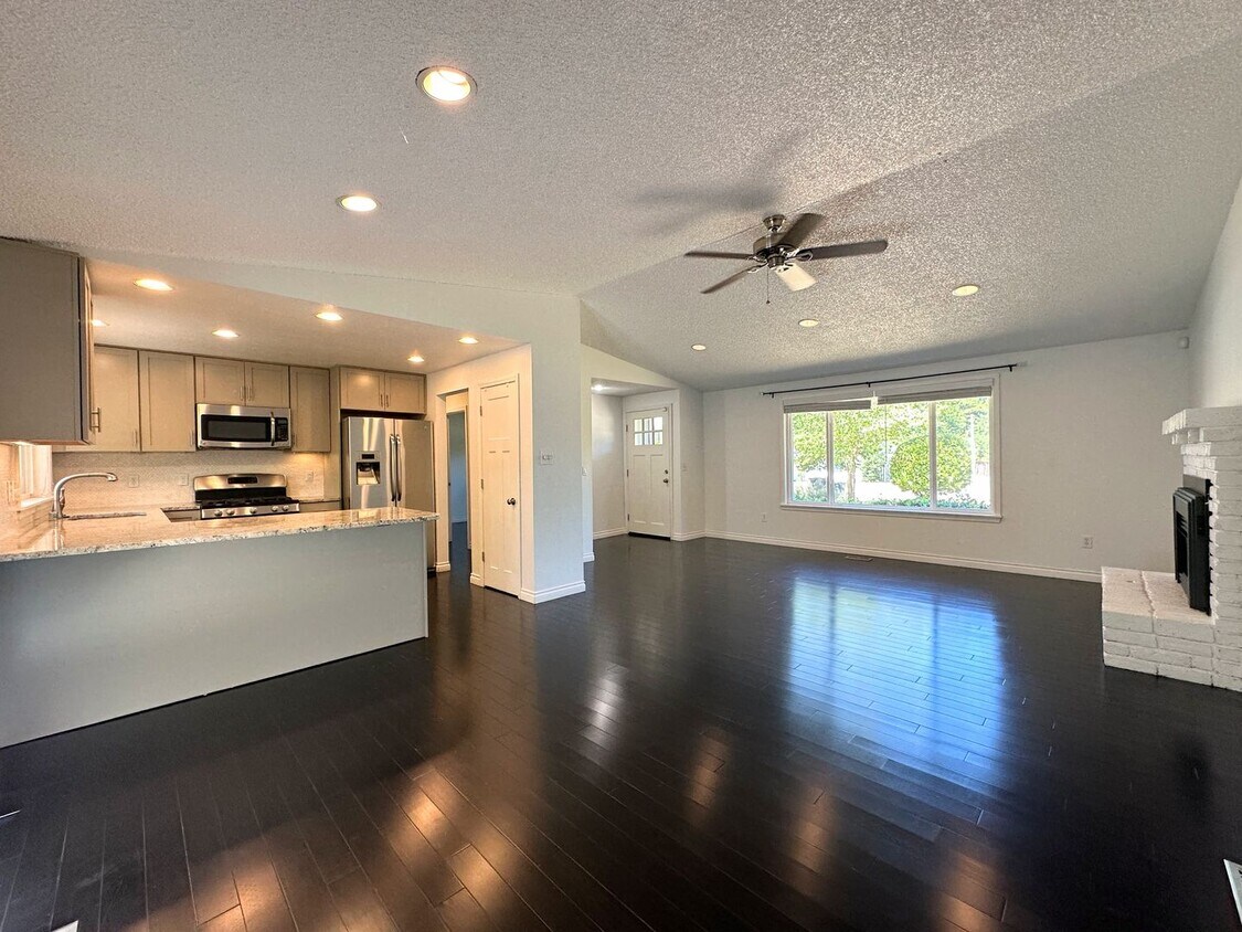 Primary Photo - Charming 3-bedroom 2-bathroom Steilacoom R...