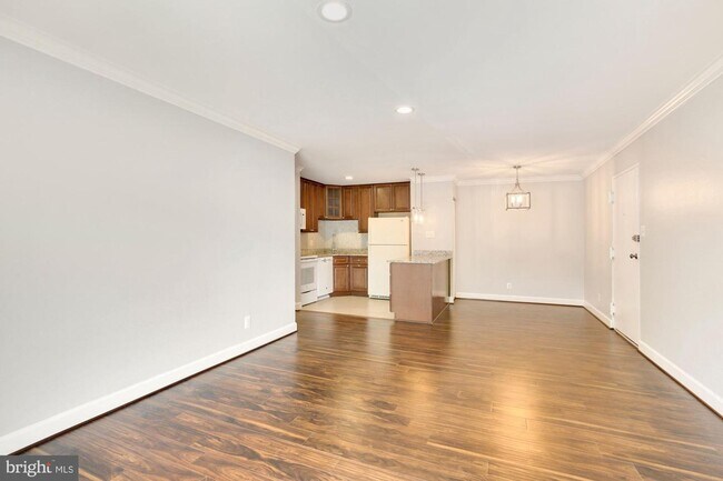 Building Photo - 440 E Cornell Dr