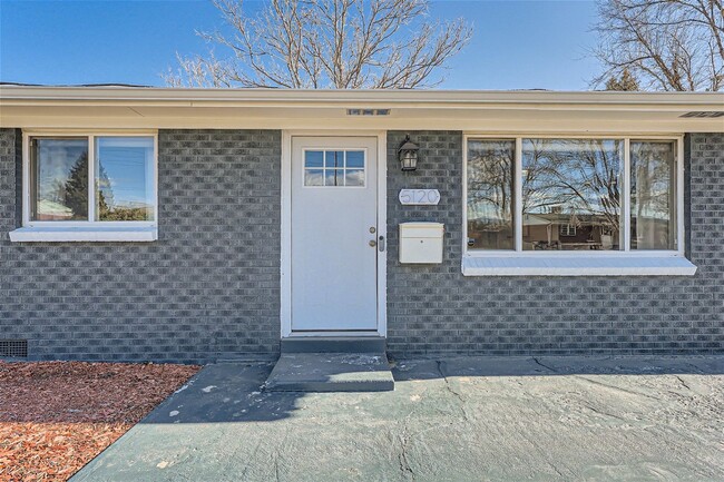 Building Photo - Modern Elegance in West Arvada - Your Drea...