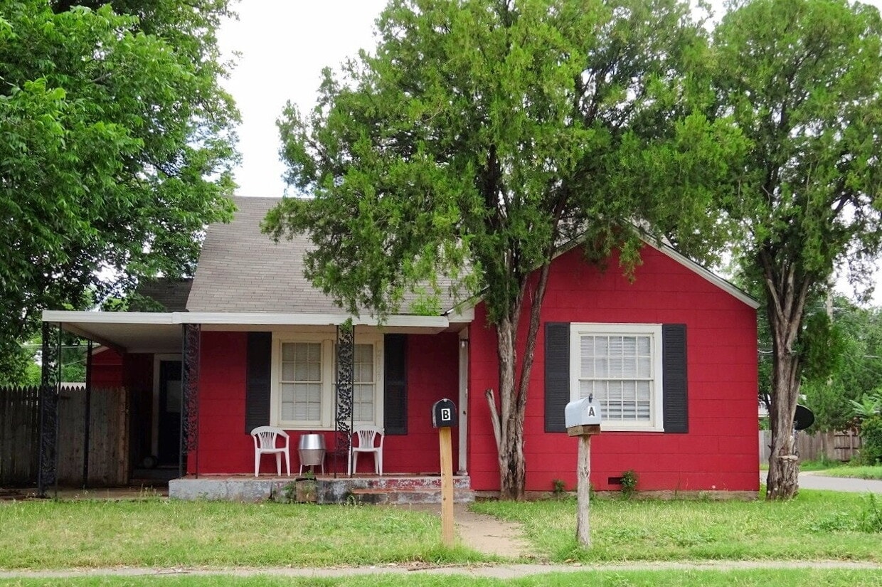 Primary Photo - Corner House Located Minutes From Texas Te...