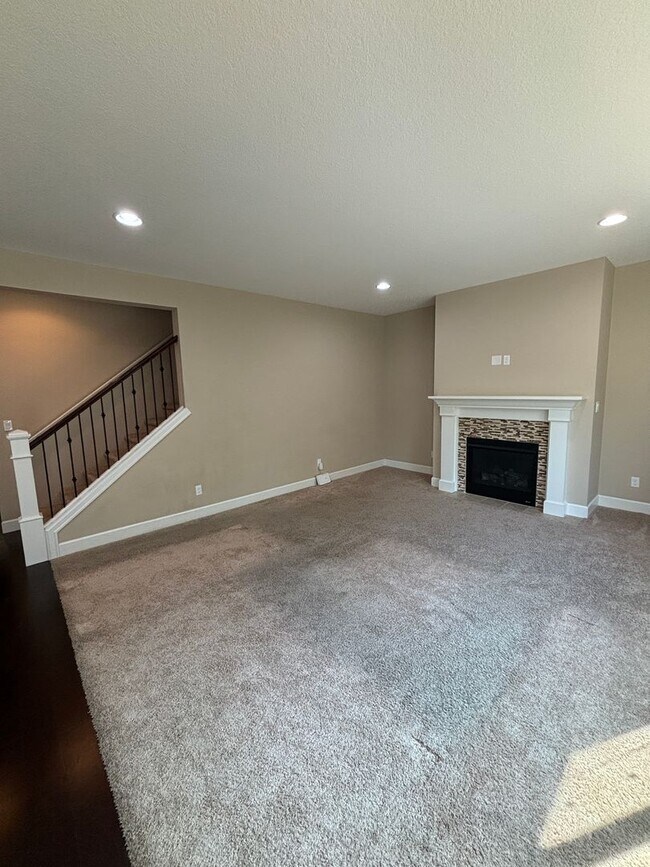 Building Photo - NW Portland- Newer Bethany Home! Gourmet Kitchen, Open Loft/Landing, Large  Master Suite!