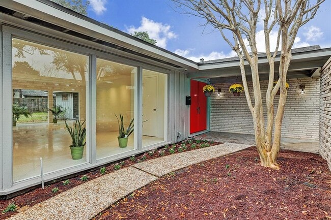 Building Photo - 4930 N Braeswood Blvd