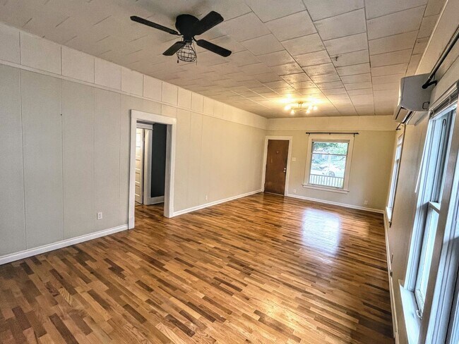 Building Photo - Charming Bungalow Centrally Located in Tacoma