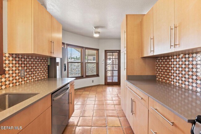 Building Photo - 903 Agua Caliente Dr