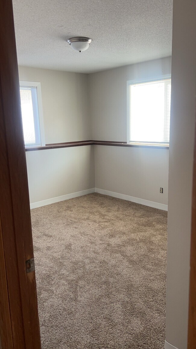 Dormitorio grande de 2BR - Huntington Hills Apartments & Townhomes