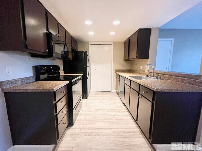 Foto del edificio - 555 E Patriot Blvd