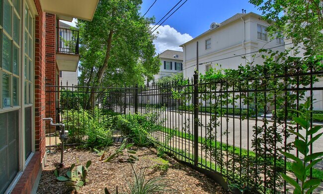 Foto del edificio - 1310 W Webster St