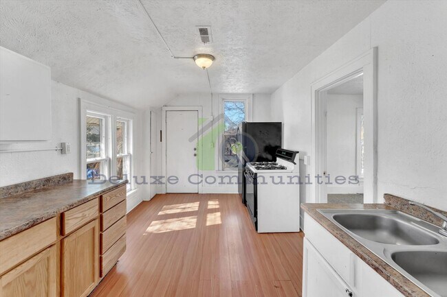 Building Photo - 2 Bedroom 1 Bathroom