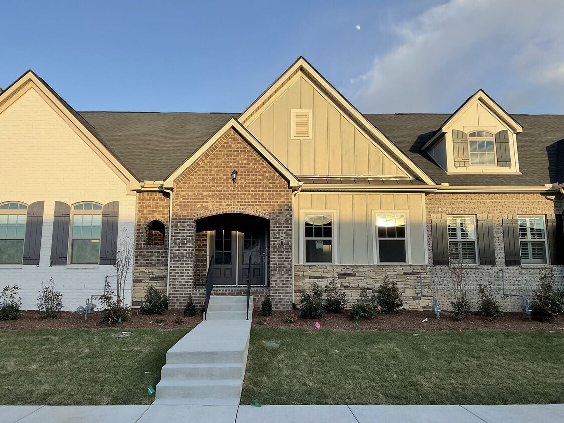 Foto principal - Like New Townhome With 3 Beds, 3 Bath & 2 ...