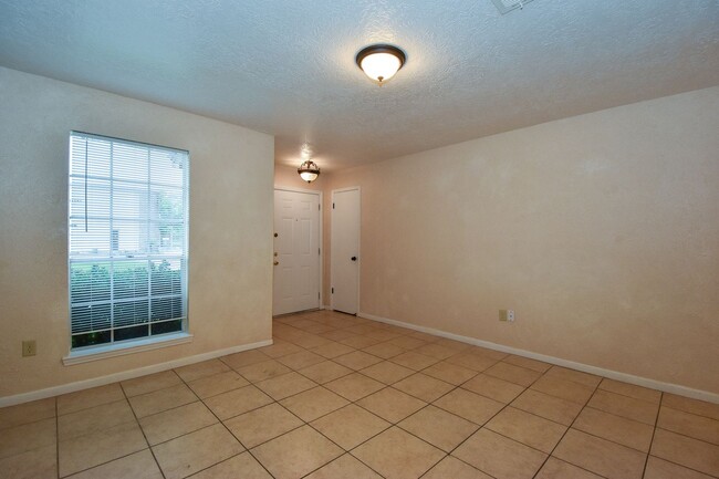 Foto del edificio - 2 BEDROOM 2 BATH PATIO HOME WITH 1010 SF