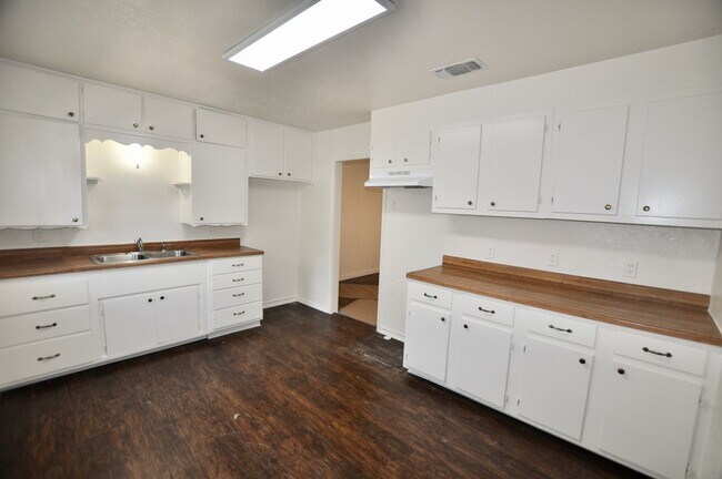 Building Photo - FOR LEASE - COMING SOON! Newly Remodeled 2...