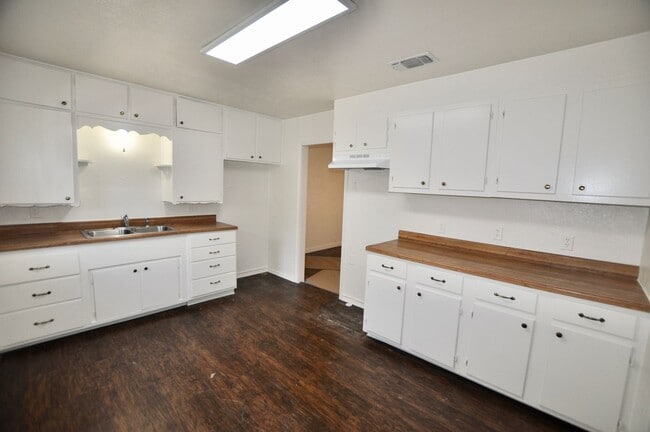 Foto del edificio - FOR LEASE - COMING SOON! Newly Remodeled 2...