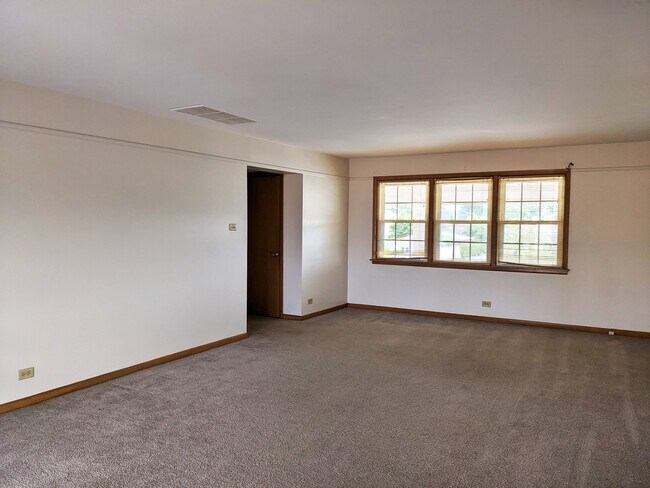 Spacious Living Room - 16162 Ellis Ave