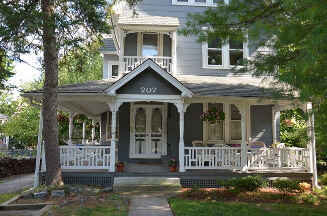 Building Photo - 207 Cricket Ave