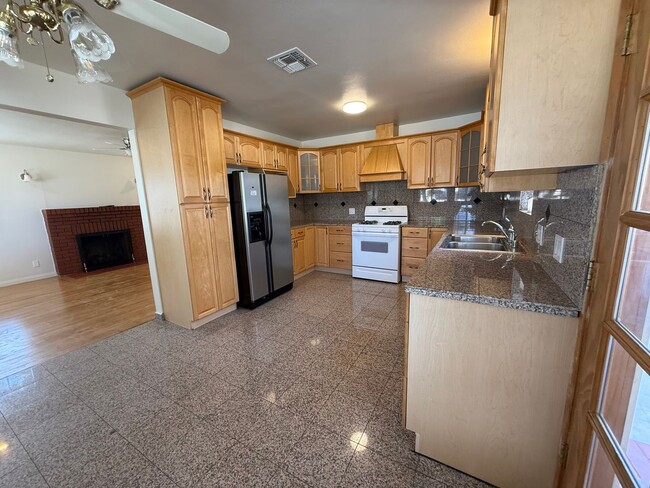 Foto del edificio - 2 bed, 1 bath home in Woodland Hills