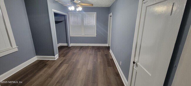 Foto del edificio - 1243 W 29th St