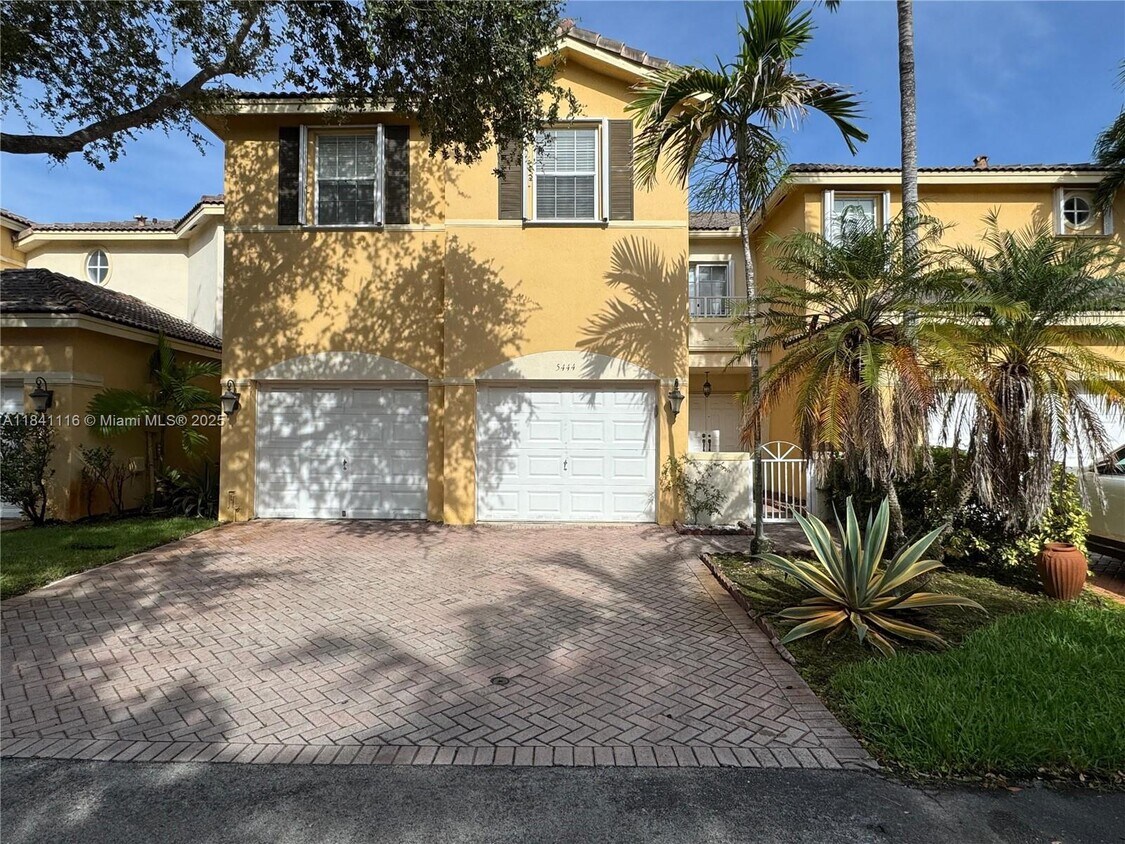 Foto principal - 5444 NW 112th Pl