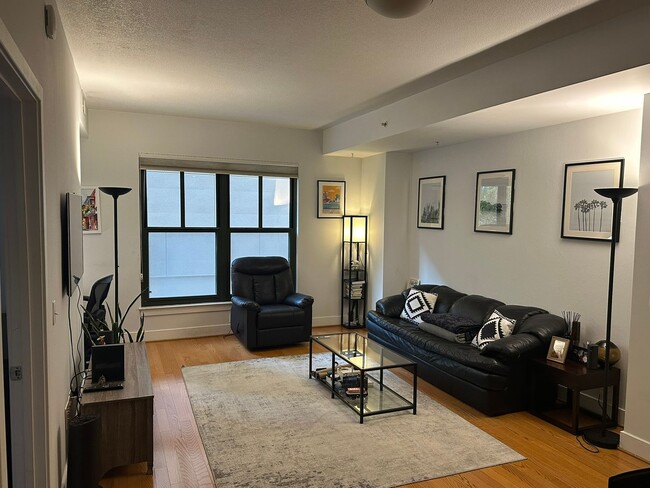 Building Photo - Modern 1 BR, 1BA Condo in Mount Vernon Squ...