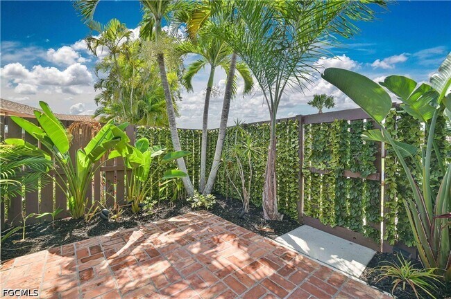 Foto del edificio - 6386 Royal Woods Dr