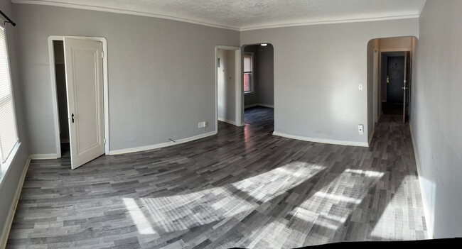 Building Photo - 003-2 Clarence