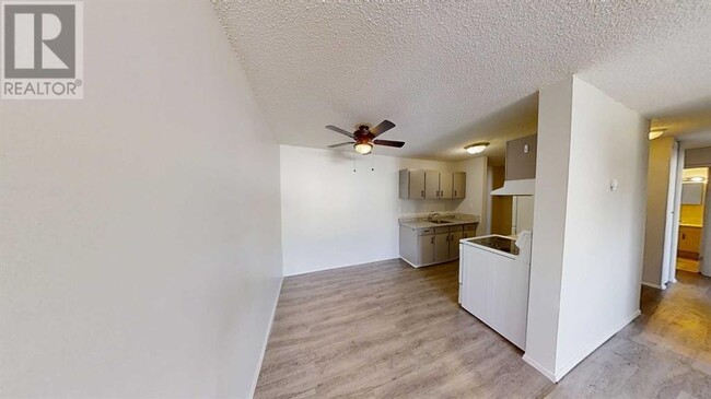 Building Photo - 9656-9656 Hillcrest Dr