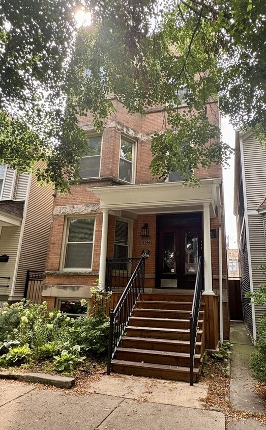 Building Photo - 3746 N Hermitage Ave