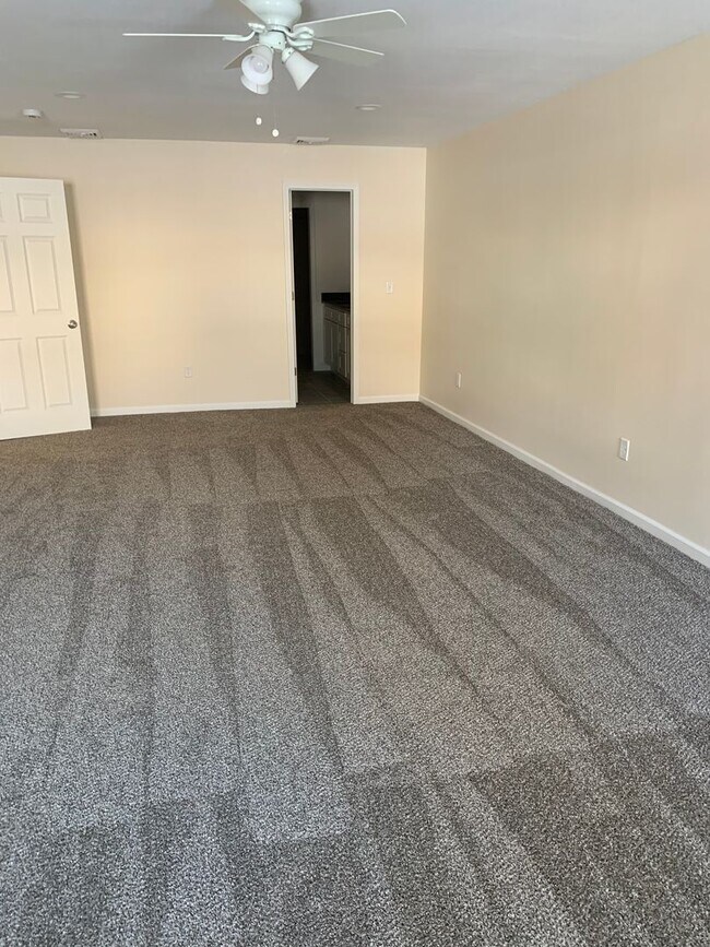 Foto del edificio - New Large 2-bedroom Guilford Lake