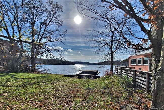 Building Photo - 13 Horseshoe Lake Rd