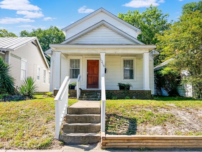 Building Photo - Renovated Oakwood Gem with Modern Amenitie...
