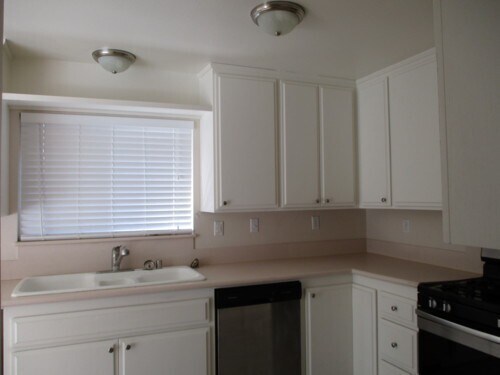 Foto del edificio - FOUR BEDROOM WITH SUNROOM IN EAST VENTURA