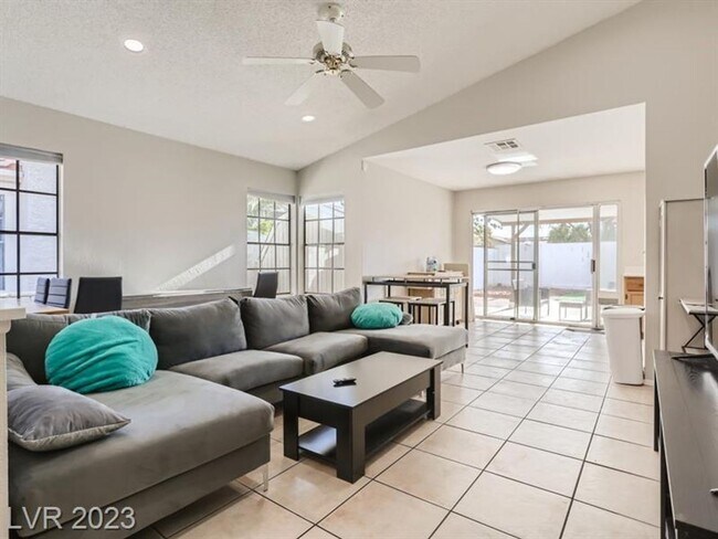 Foto del edificio - Gorgeous, spacious 1 story fully furnished...
