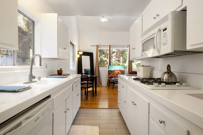 Foto del edificio - 8572 Wonderland Ave