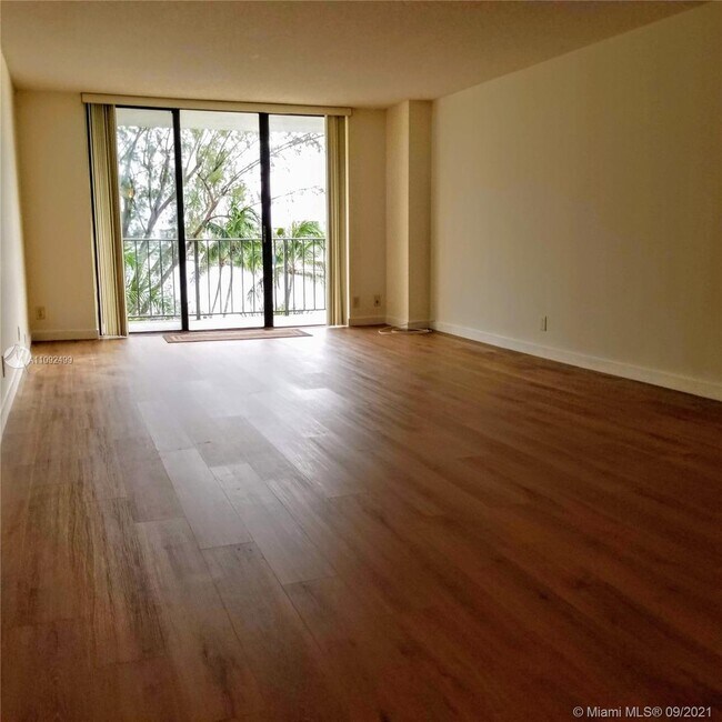 Foto del edificio - 18151 NE 31st Ct