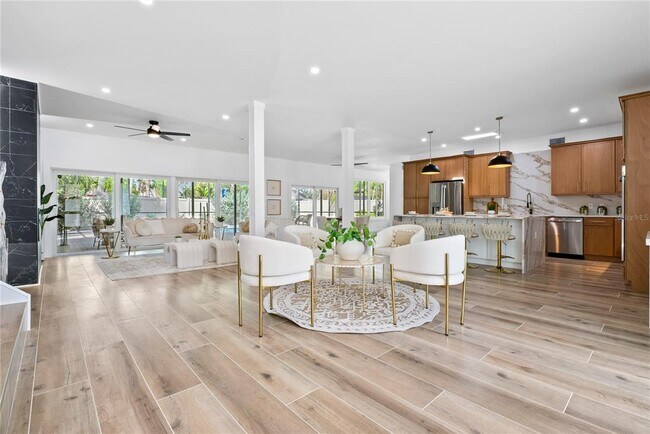 Foto del edificio - 4879 Commonwealth Dr