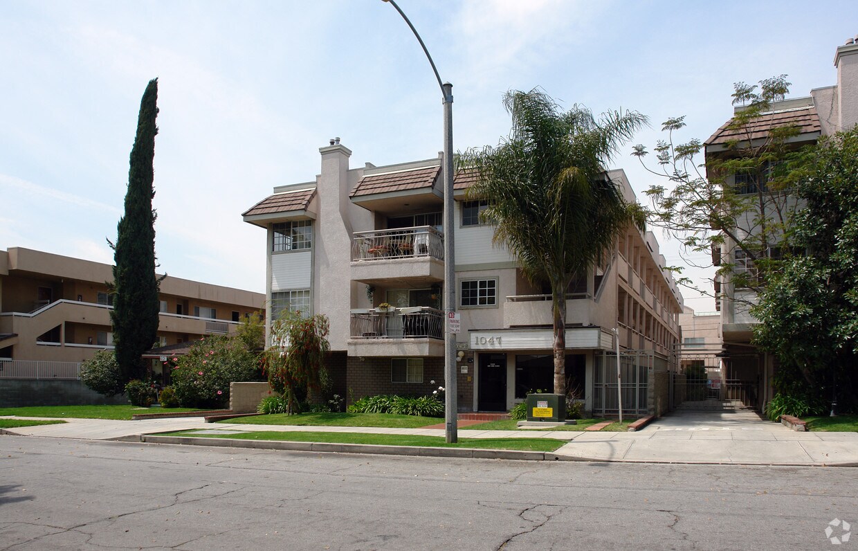 Building Photo - 1047 E Spazier Ave