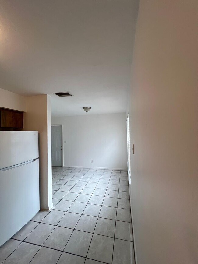 Foto del edificio - 18468-18472 Miami Blvd
