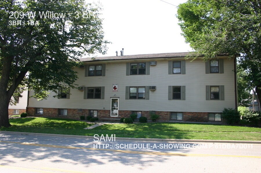 209 W Willow St Unit 3 BR Lower, Normal, IL 61761 Room for Rent in
