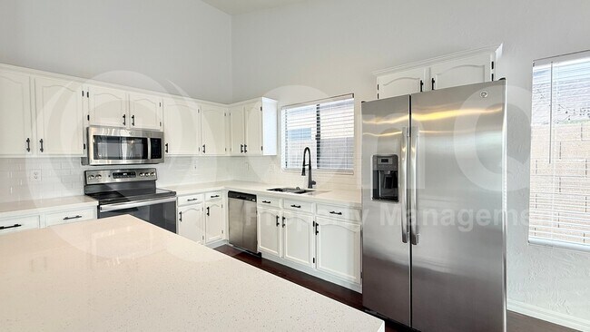 Building Photo - 307 N Red Rock St