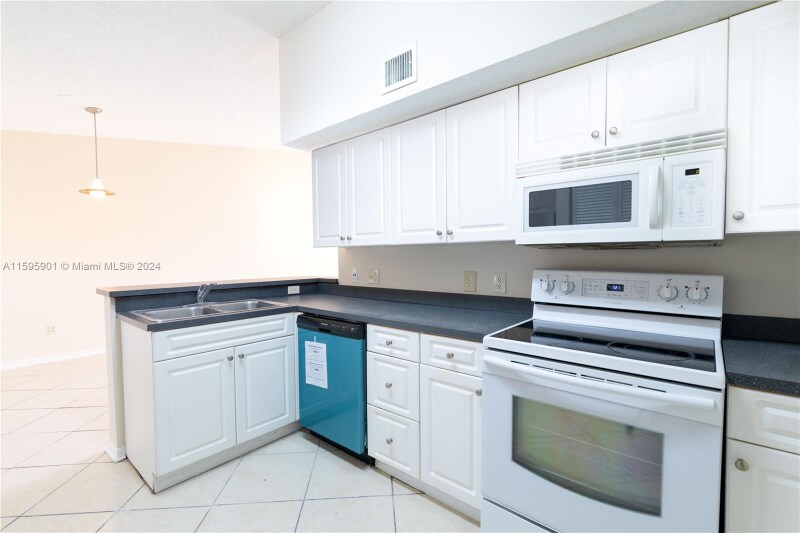 Foto principal - 9650 NW 2nd St