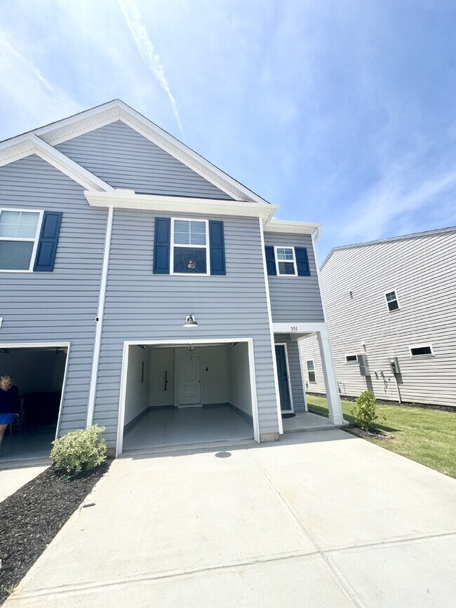 Foto del edificio - Brand new townhome - Perfect for students or families