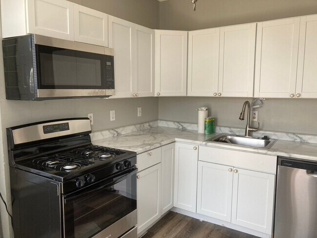 Building Photo - 6814 Primrose Ave