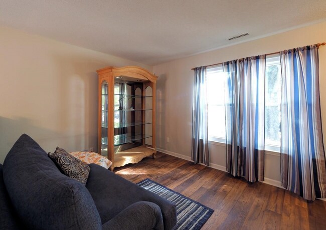 Foto del edificio - 4016 Apperson Dr